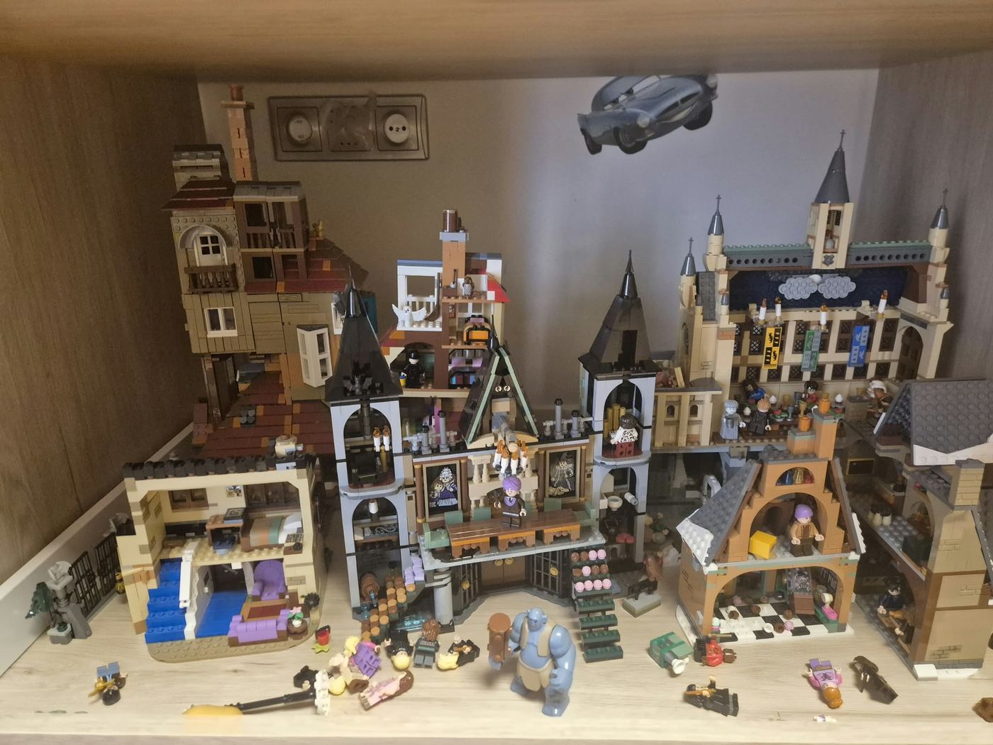 Sets de LEGO montados y colocados en una vitrina, foto propia de 2026