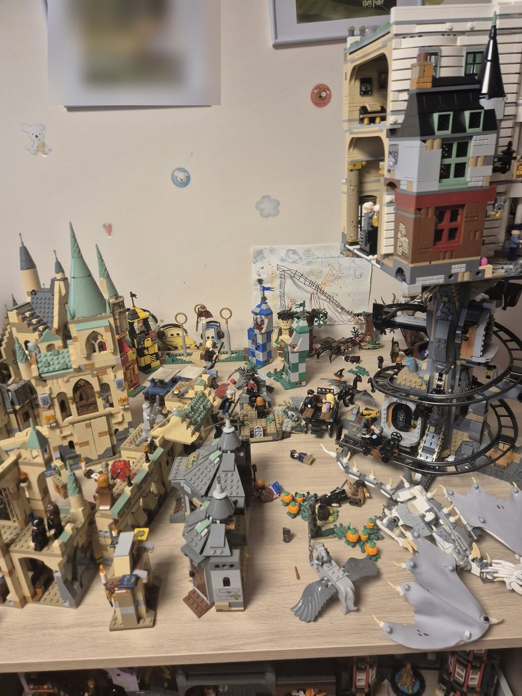 Callejon Diagon y modulos del castillo de Hogwarts montados, foto propia de 2026