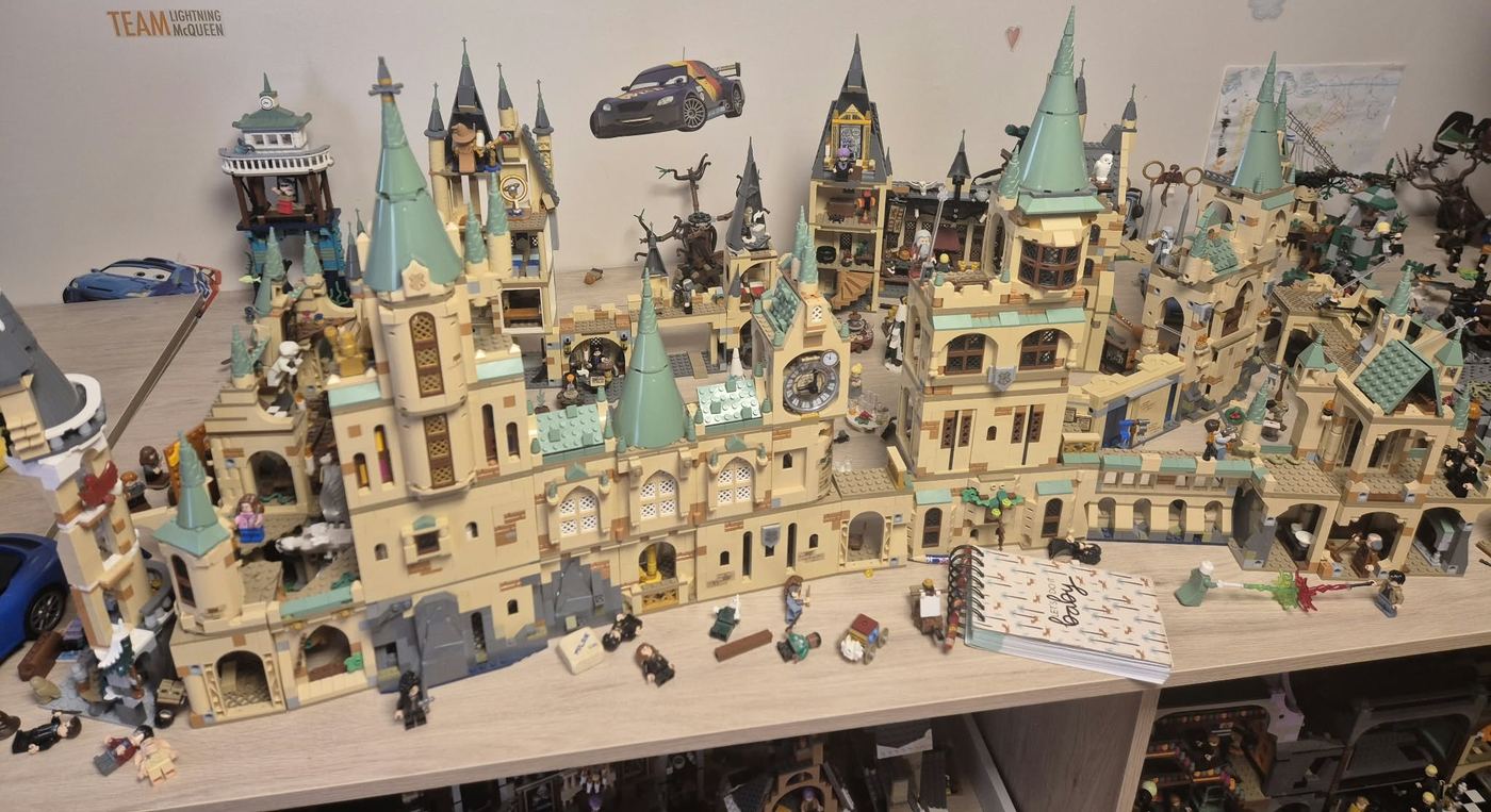 Un Hogwarts de LEGO montado juntando muchos sets modulares sobre una mesa, foto propia de 2026