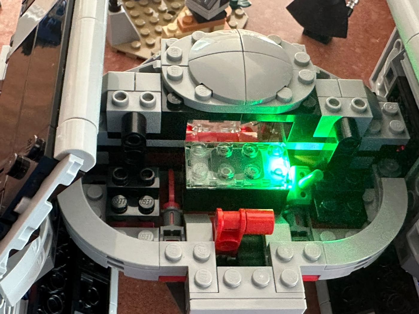 El SMART Brick encendido en verde dentro de un modelo montado, foto propia de 2026