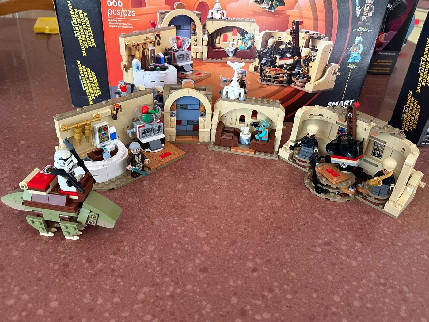 La cantina de Mos Eisley de SMART Play montada en casa con sus minifiguras, foto propia de 2026