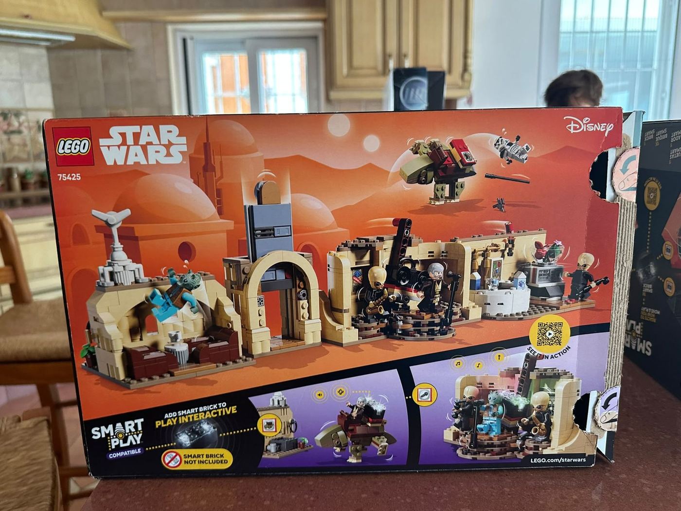 Trasera de la caja de la cantina de Mos Eisley: pone SMART Play compatible y SMART Brick no incluido, foto propia de 2026