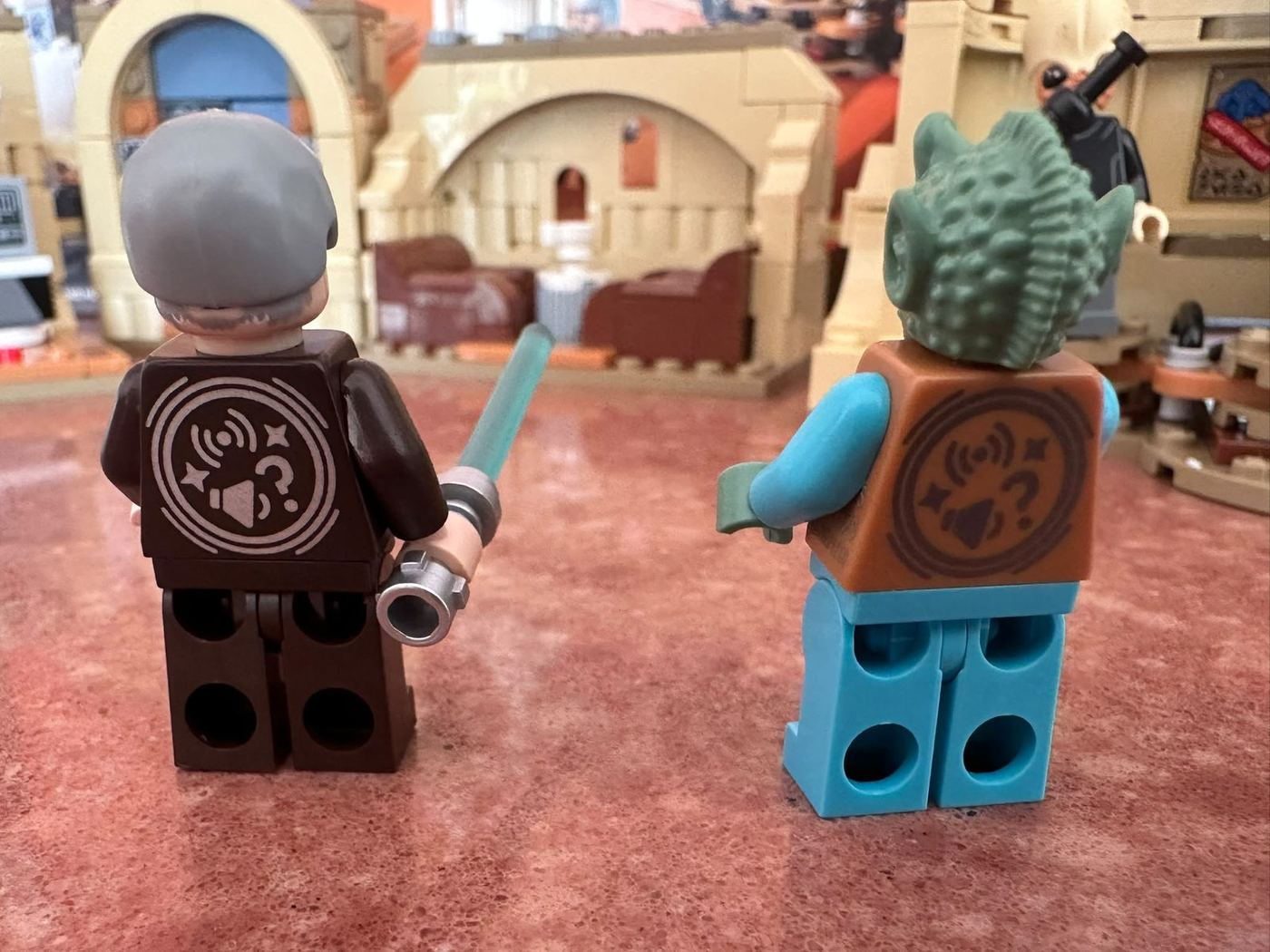 Minifiguras de SMART Play vistas por detras, con la etiqueta impresa que el ladrillo reconoce, foto propia de 2026