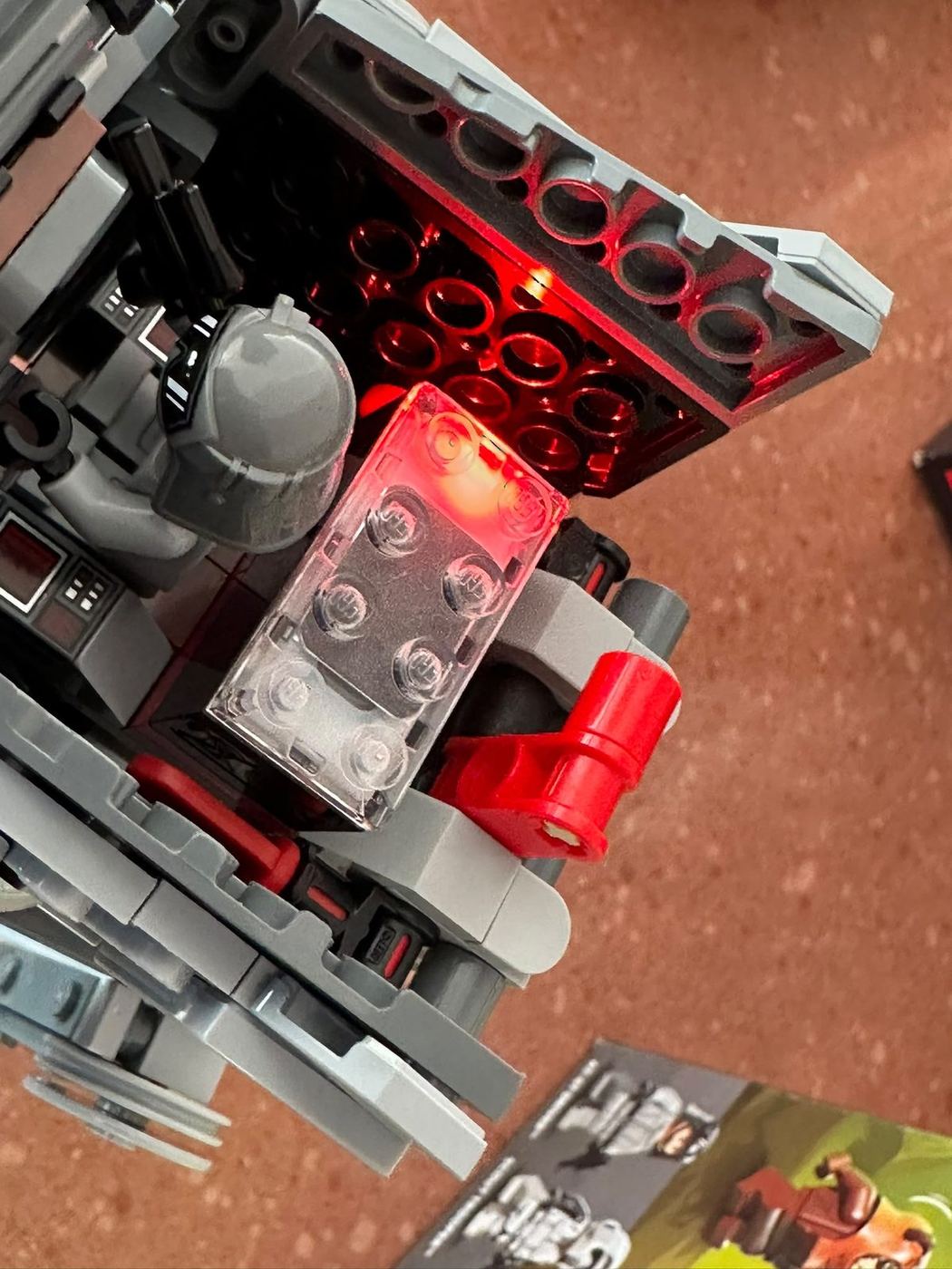 El mismo SMART Brick iluminado en rojo: el color indica el estado del combate, foto propia de 2026
