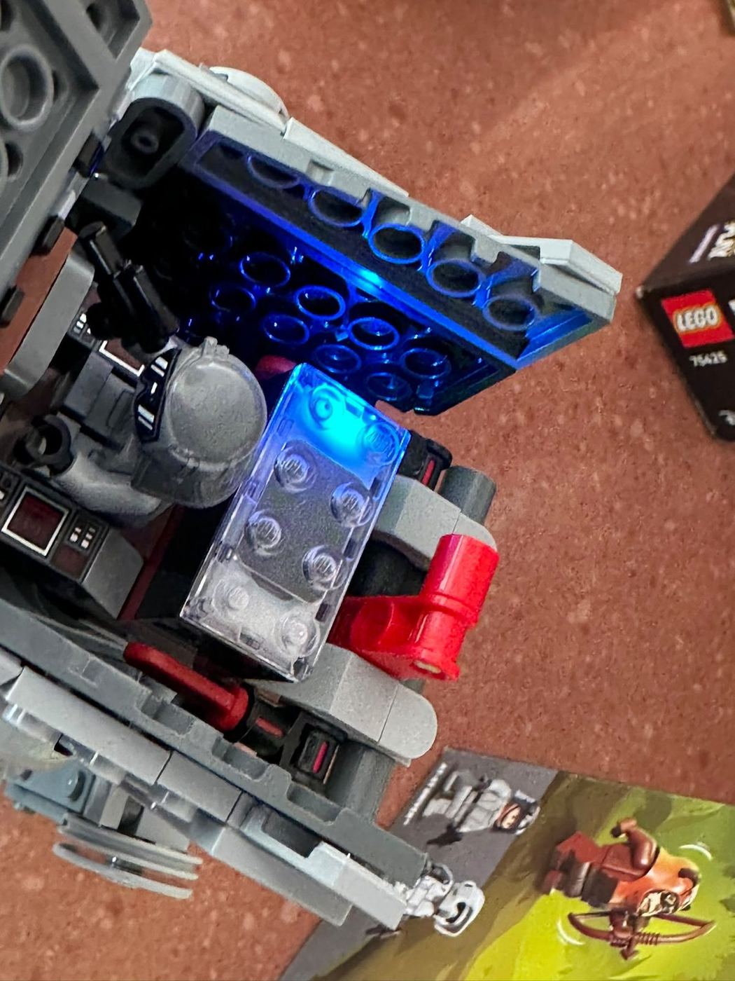 El SMART Brick iluminado en azul dentro del modelo montado, foto propia de 2026