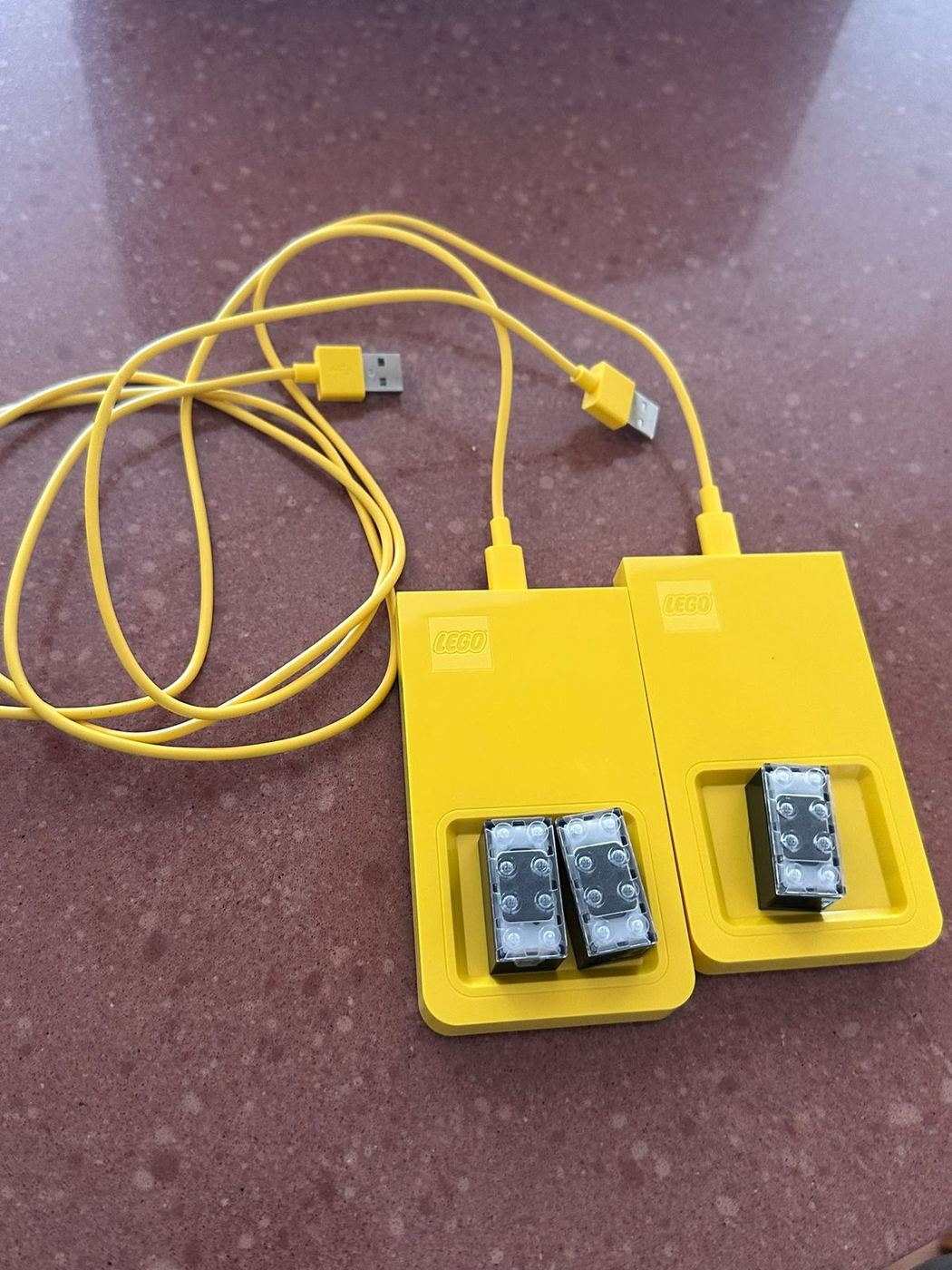 Dos SMART Bricks cargando a la vez sobre sus bases inalambricas, foto propia de 2026