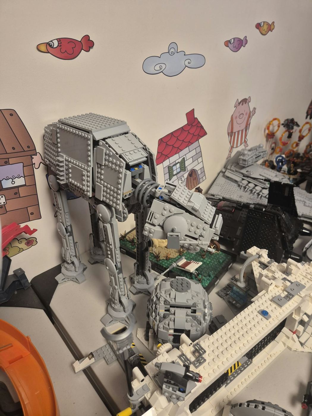 Sets de LEGO Star Wars expuestos en la estanteria de casa, foto propia de 2026