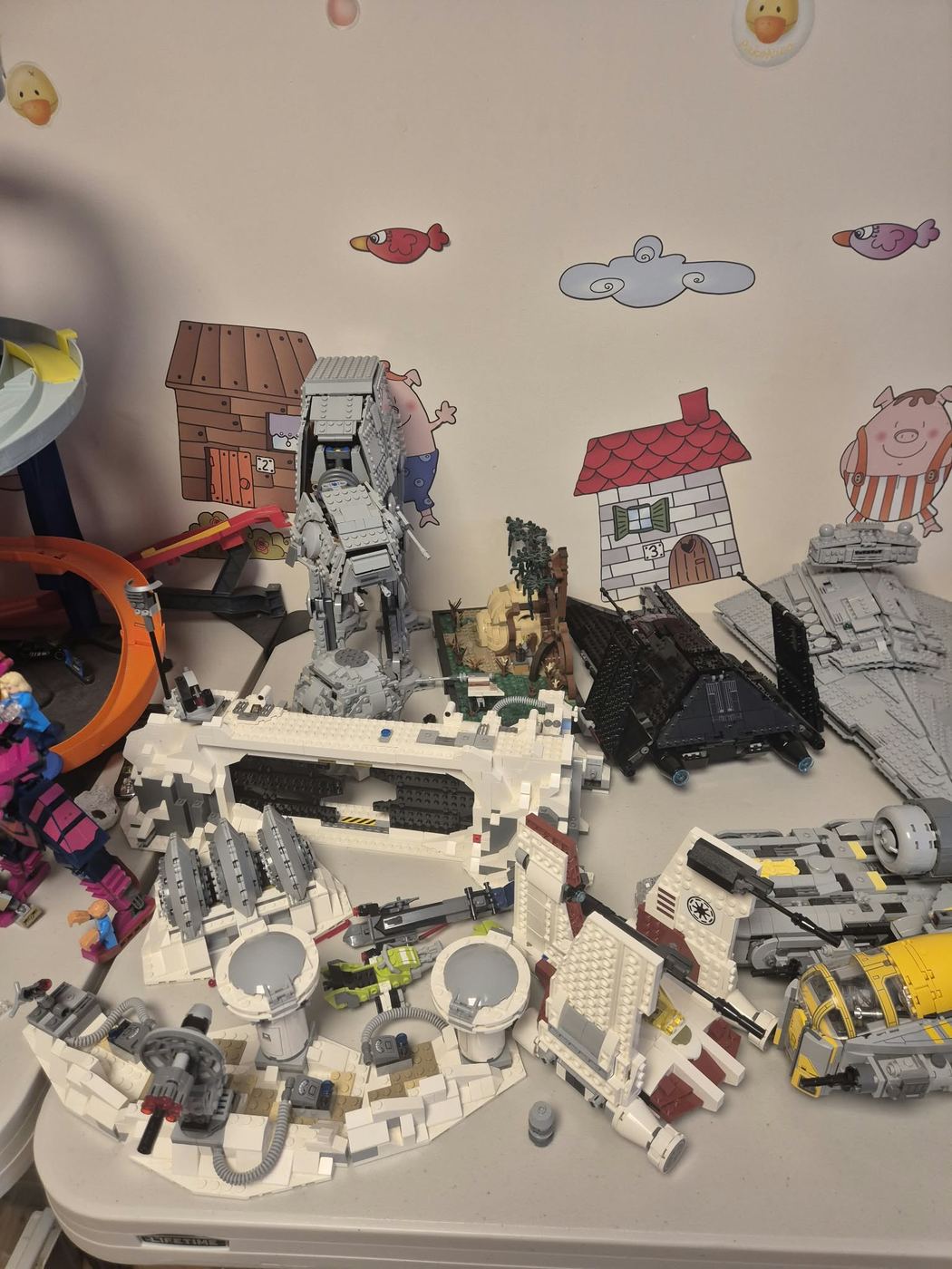 Modelos de LEGO Star Wars a medio montar sobre la mesa de juego, foto propia de 2026
