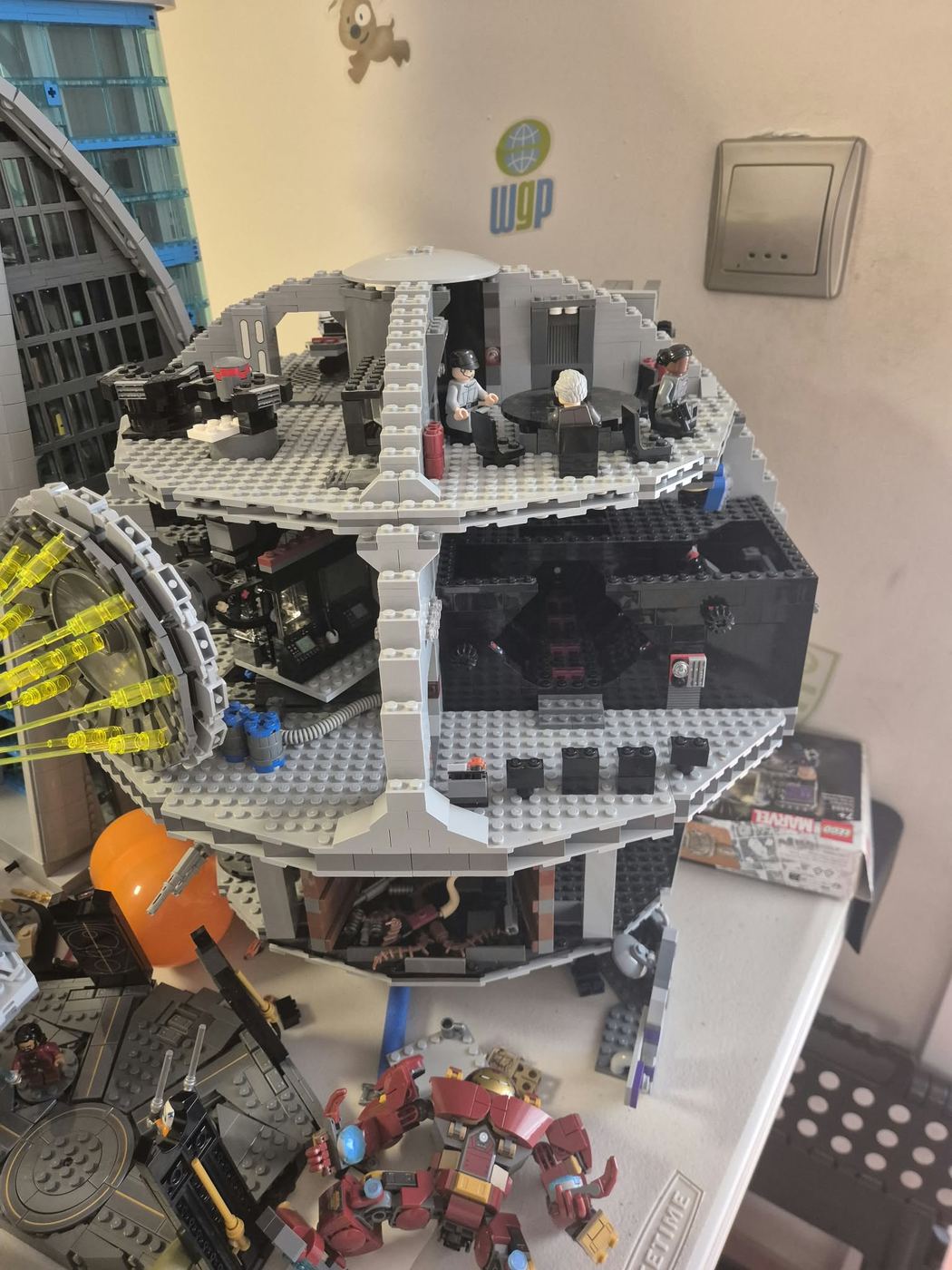 Una Estrella de la Muerte de LEGO abierta, con sus plantas y minifiguras, foto propia de 2026