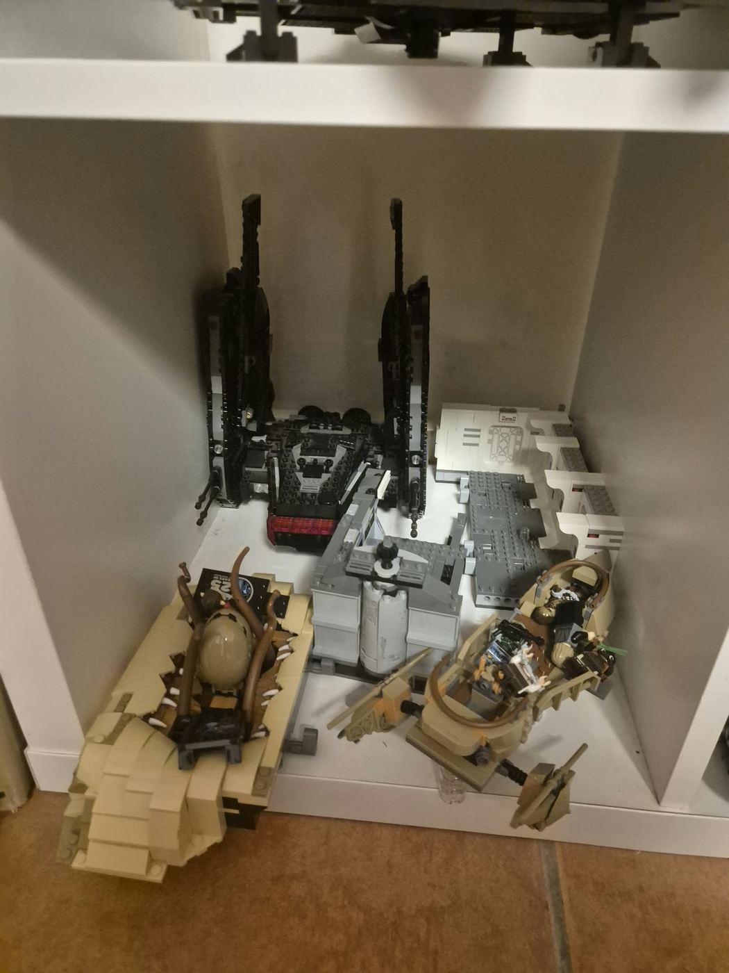 Sets de LEGO Star Wars de varios anos guardados en un armario, foto propia de 2026