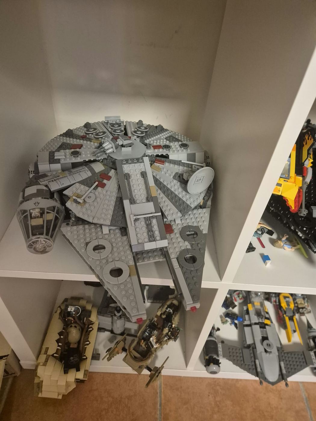 Un Halcon Milenario de LEGO montado en la estanteria de casa, foto propia de 2026